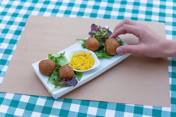 フード ラバー ツアーによるリスボンの食べ物と地元の飲み物の夜のツアー