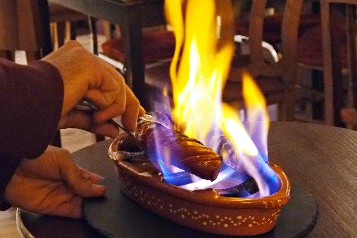 フード ラバー ツアーによるリスボンの食べ物と地元の飲み物の夜のツアー