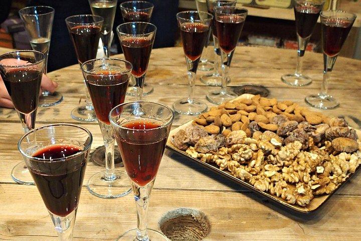 フード ラバー ツアーによるリスボンの食べ物と地元の飲み物の夜のツアー