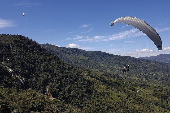 Atemberaubendes 1-stündiges ATV + fantastisches PARAGLIDING über riesigen Wasserfällen von MEDELLIN