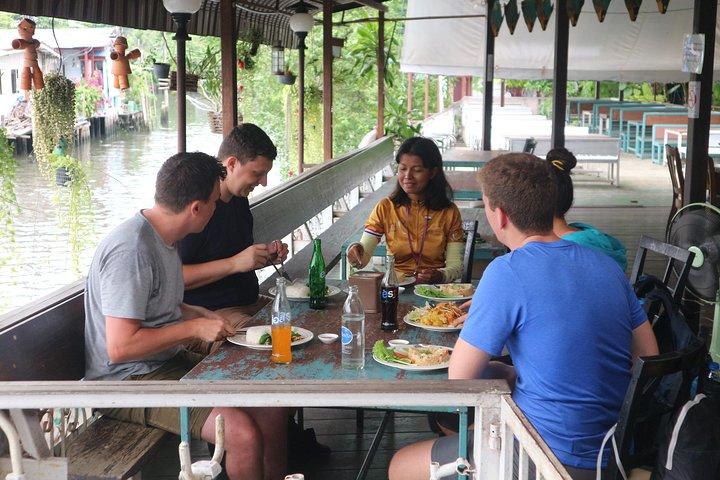Explore Bangkok de bicicleta e barco com almoço