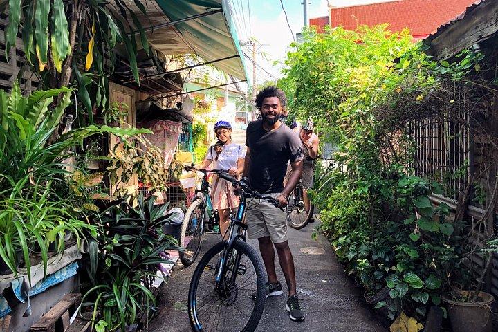 Explore Bangkok de bicicleta e barco com almoço