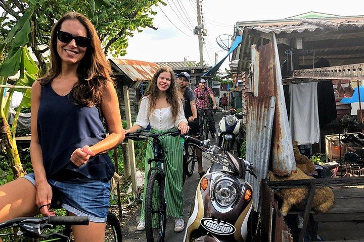 Explore Bangkok de bicicleta e barco com almoço
