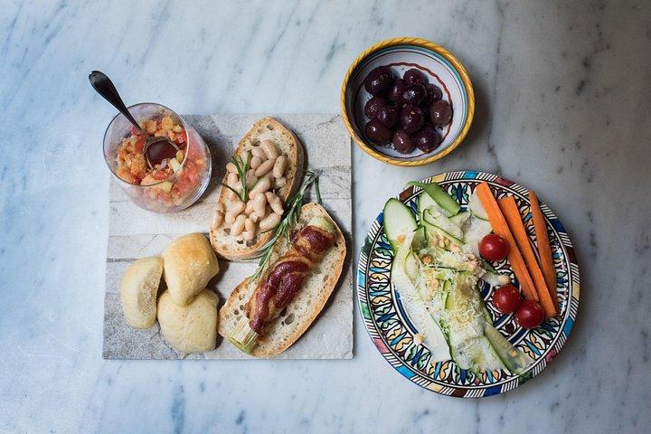 モンテプルチャーノのローカルズ ホームでの食事と料理のデモ