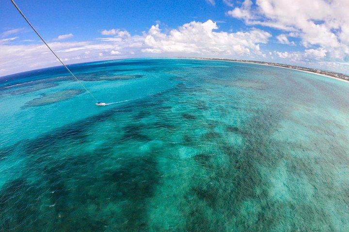 Der Schlüssel zum Meer Parasailing-Birds Eye View des besten Strandes der Welt