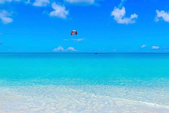 Der Schlüssel zum Meer Parasailing-Birds Eye View des besten Strandes der Welt