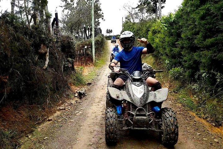 Atemberaubendes 1,5-stündiges ATV + fantastisches PARAGLIDING über riesigen Wasserfällen von MEDELLIN