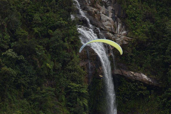 Atemberaubendes 1,5-stündiges ATV + fantastisches PARAGLIDING über riesigen Wasserfällen von MEDELLIN
