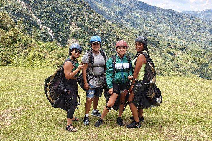 Atemberaubendes 1,5-stündiges ATV + fantastisches PARAGLIDING über riesigen Wasserfällen von MEDELLIN