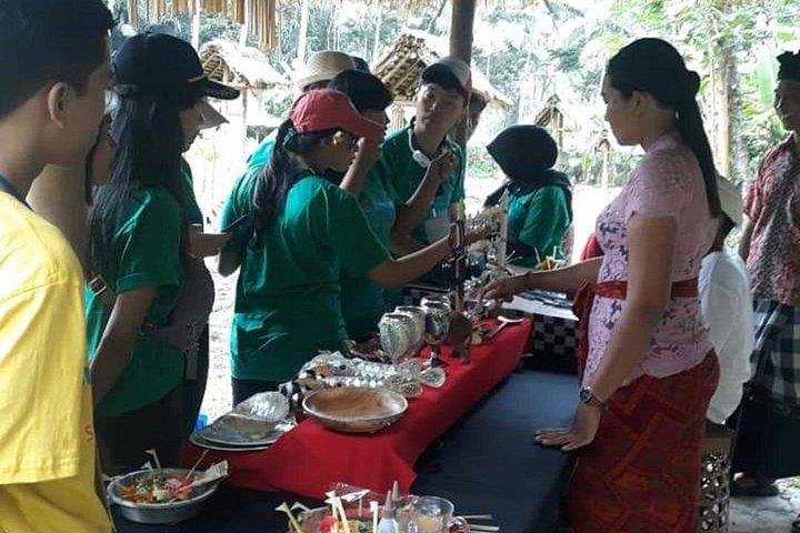 Bali Hindu Ritual's Offering Making Class