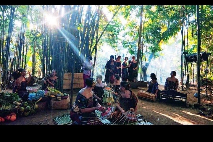 Bali Hindu Ritual's Offering Making Class