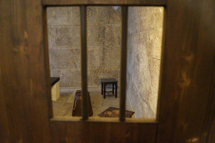 Palacio de los Señores de las Cárceles Nocturnas: Células y Herramientas de Tortura Visitar