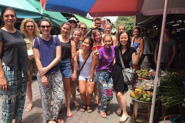 Kochkurs am Vormittag Chiang Mai Besuchen Sie den Bio-Garten und -Markt
