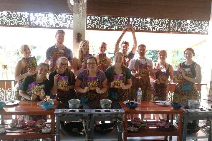 Kochkurs am Vormittag Chiang Mai Besuchen Sie den Bio-Garten und -Markt