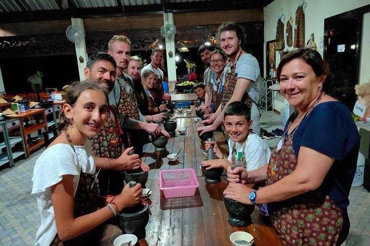 Kochabendkurs Chiang Mai Besuchen Sie den Bio-Garten und -Markt