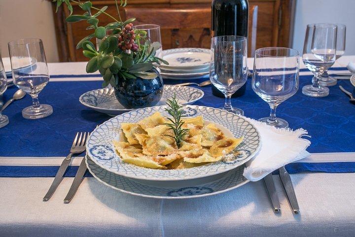 Cesarine：トリノの地元の家での市場ツアーと典型的な食事