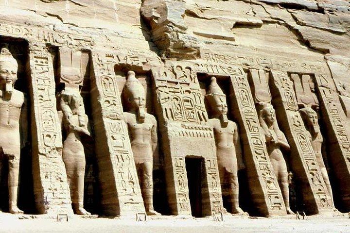 アスワンからのアブシンベルエクスカーション日帰り旅行（ガイドなしでバスを共有）