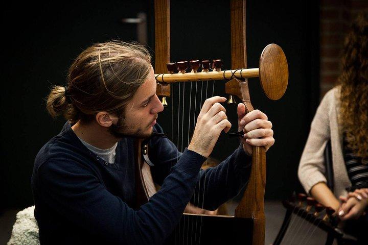 古代の楽器を学ぶ：アポロのLy琴