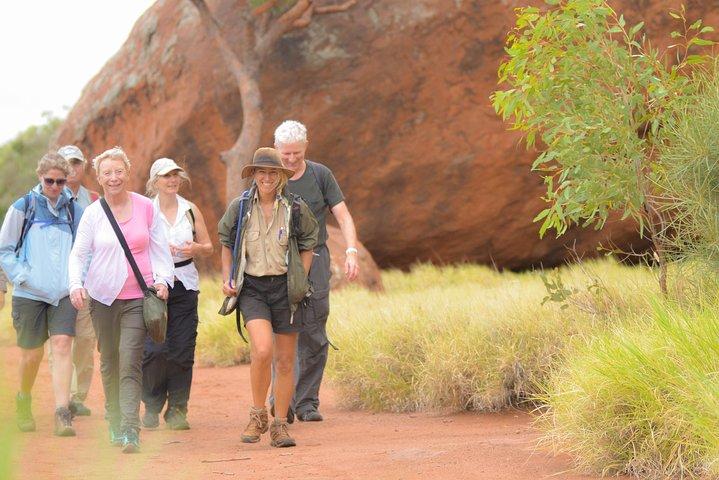 Vollständige Umrundung des Fußes von Uluru bei Sonnenaufgang inklusive Frühstück