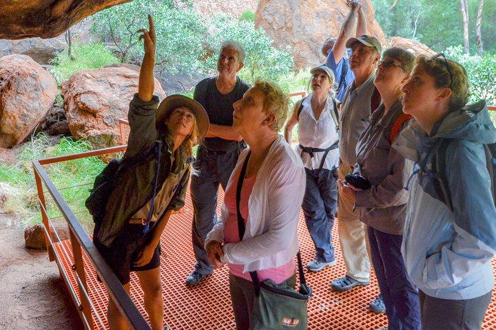 Vollständige Umrundung des Fußes von Uluru bei Sonnenaufgang inklusive Frühstück