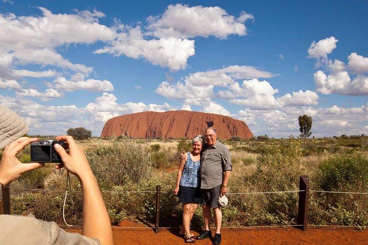 Vollständige Umrundung des Fußes von Uluru bei Sonnenaufgang inklusive Frühstück