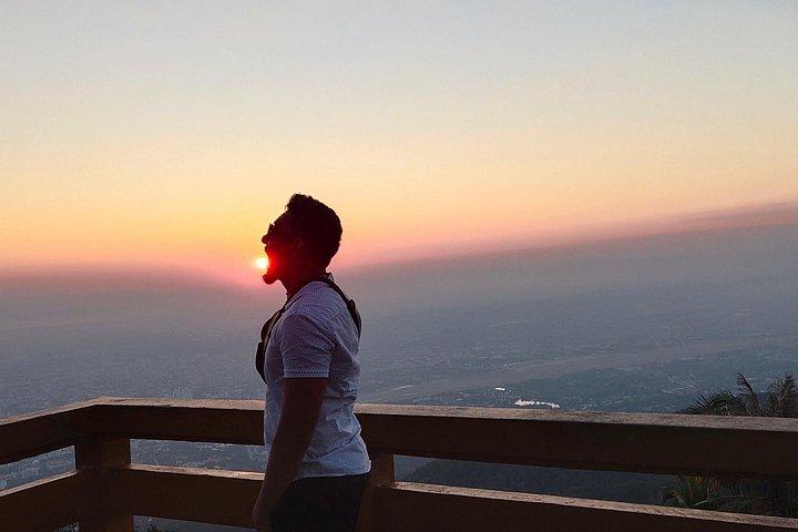 必見: 穏やかな日の出、群衆を打ち負かす夜明けの寺院、修道士への施し