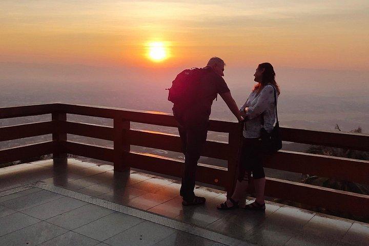必見: 穏やかな日の出、群衆を打ち負かす夜明けの寺院、修道士への施し
