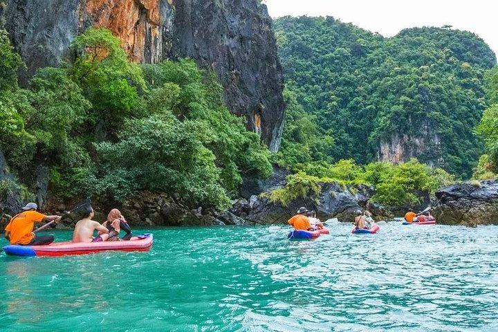 Canoa do Crepúsculo Mar pela Baía de Phang Nga