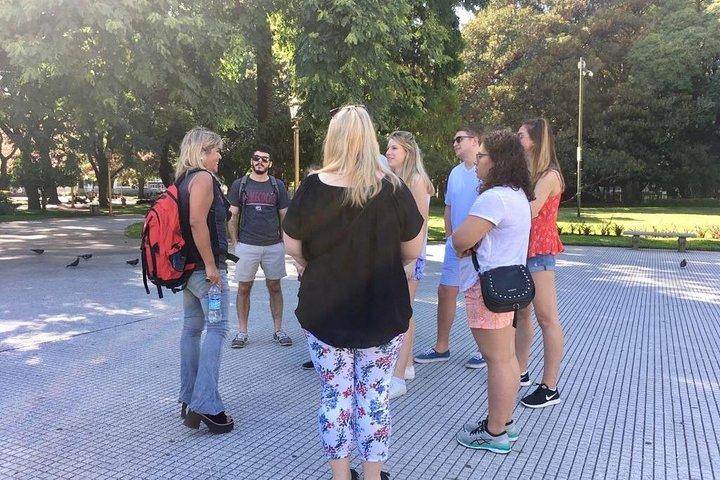 Recorrido guiado privado a pie por Recoleta con cementerio y Evita