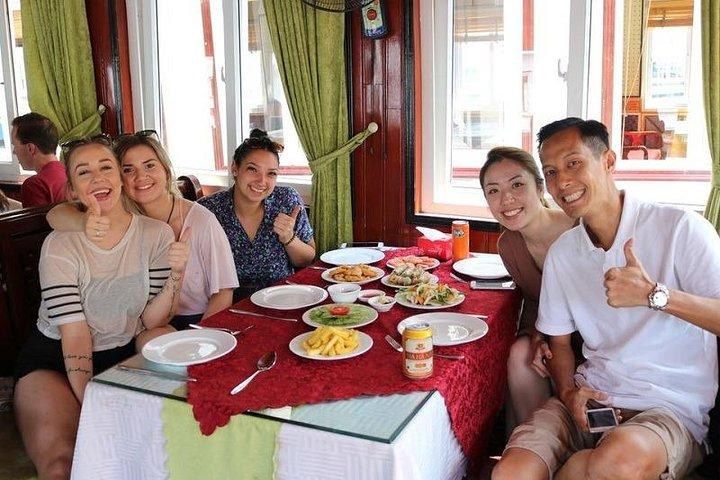 Excursión de un día a las islas Halong, cueva, kayak y bambú con crucero Dragonfly