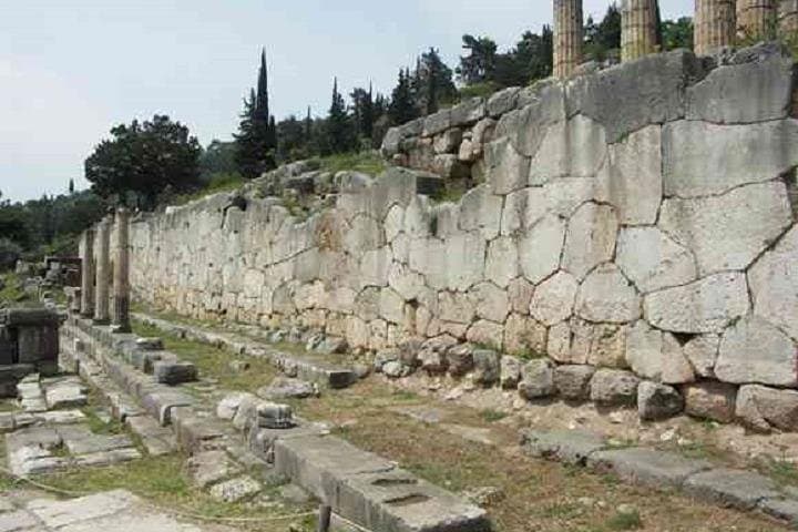 Delphi and Hosios Loukas Monastery Full Day Private Tour