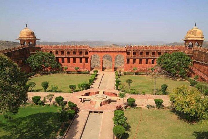Scopri le fiabe del Rajasthan - Tour di un giorno a Jaipur per i forti