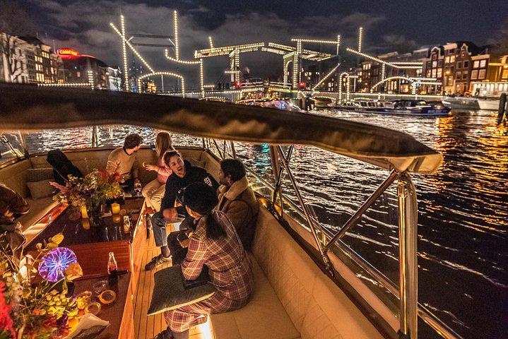Crociera serale sui canali per piccoli gruppi ad Amsterdam con vino, birra artigianale e formaggio