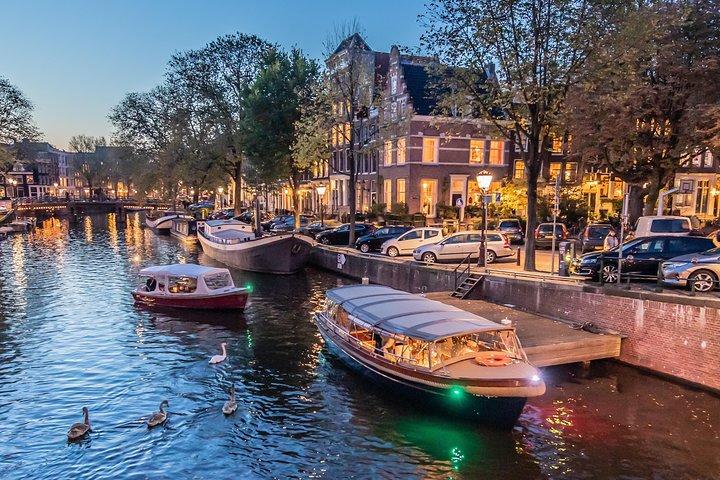 Crociera serale sui canali per piccoli gruppi ad Amsterdam con vino, birra artigianale e formaggio