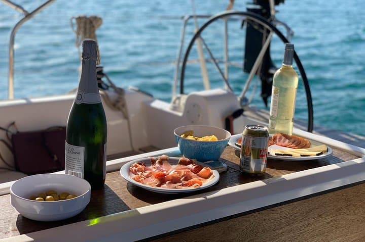 Barcelona Sailing: Light Snacks & Open Bar with Private Option