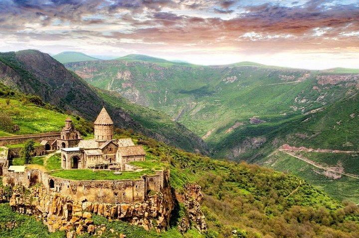 Tatev Ropeway and Monastery, Khor Virap, Noravank, Areni Winery - tour privato