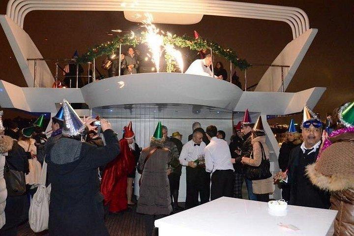 Premium Istanbul's New Year's Eve Dinner Cruise on the Bosphorus