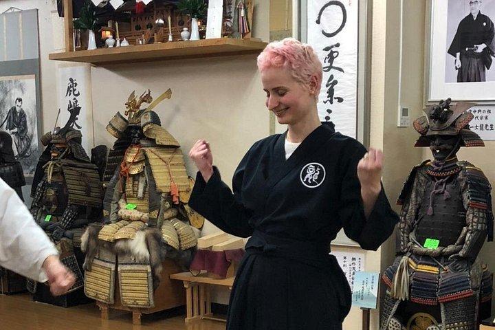 サムライ・ウェイを受け入れる： 東京で居合道剣術体験