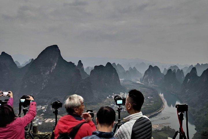 Halvdag Yangshuo Xianggong bakke Solopgang og Yulong Bamboo Boat privat tur