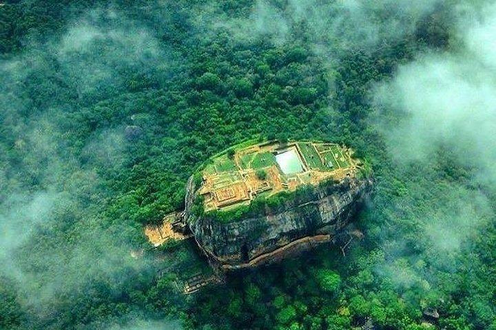 ネゴンボ発のシギリヤロックとダンブッラ石窟寺院（すべて込みの日帰りツアー）