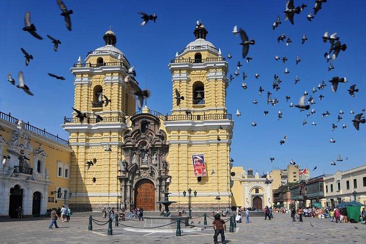 Un Viaje en el Tiempo : Centro Histórico de Lima & Tour de las Catacumbas