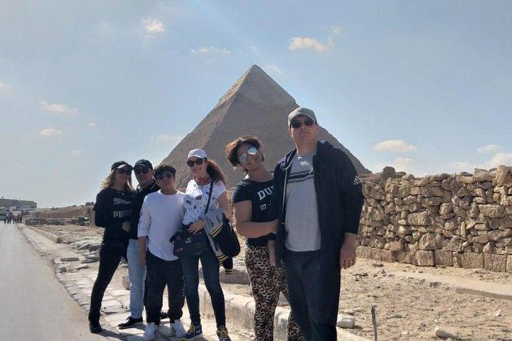 Tour privado guiado a las pirámides de Giza y El Cairo con paseo en camello y almuerzo