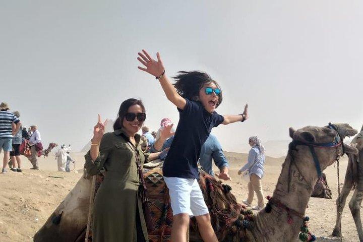 Tour privado guiado a las pirámides de Giza y El Cairo con paseo en camello y almuerzo