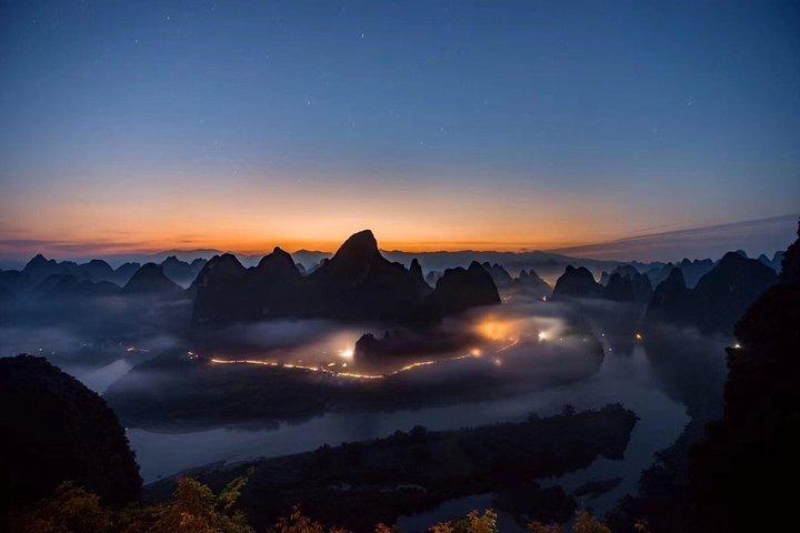 Excursão privada de meio dia ao nascer do sol na colina de Yangshuo Xianggong e excursão privada de barco de bambu Yulong