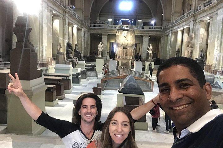 ギザピラミッドエジプト博物館とカーンカリリバザールへのカイロレイオーバーツアー