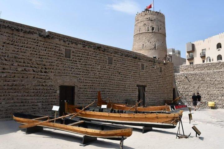 Scopri la città vecchia di dubai a piedi