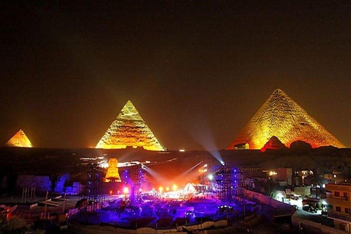 Vis lyd og lys om natten Giza-pyramiderne