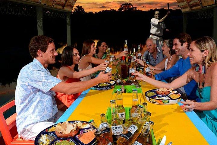 カンクンからのみのソキシミルコ＆オープンバーでの最もメキシカンなパーティーツアー