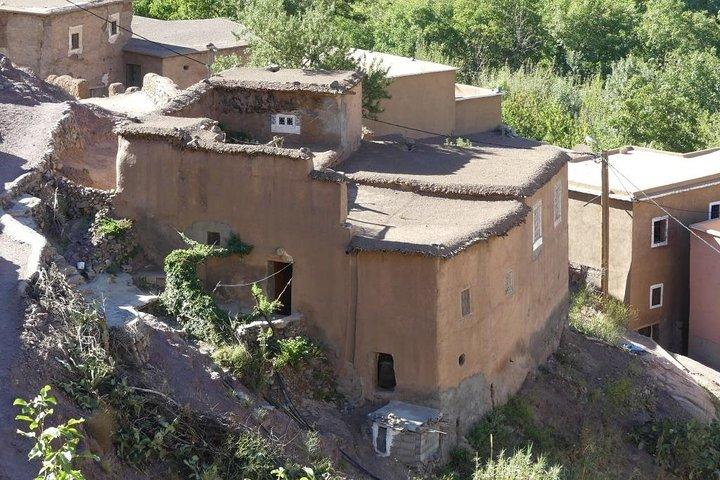 アトラス山脈と 3 つの谷と滝 : マラケシュからのガイド付き日帰り旅行