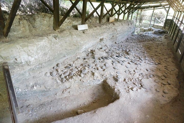 Kariandusi Prehistoric Site and Hyrax Hill Day Tour